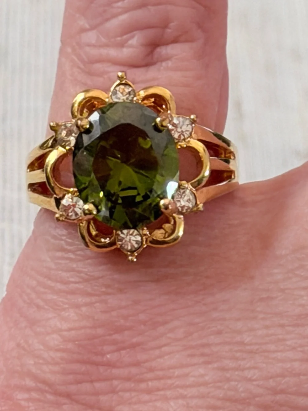 Gold-Tone Scalloped Cluster Ring with Faceted Green Stone - Size 7